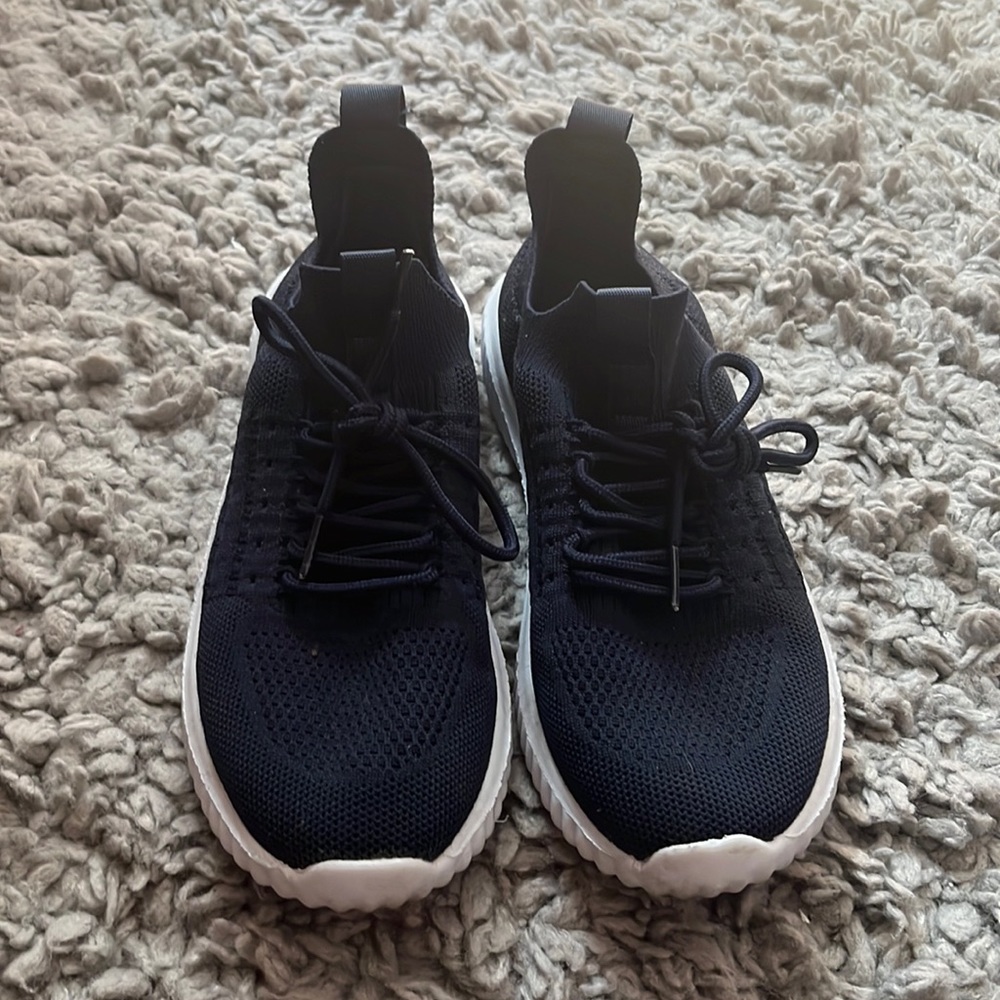 Lightweight woman’s walking sneakers. Size 7 Navy blue. Used great condition.